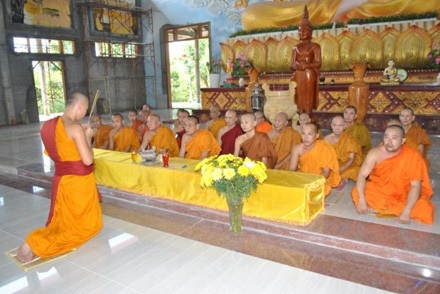 Nhà sư “khóa môi” Đàm Vĩnh Hưng đã hoàn tục - 2 Lý do sư Pháp Định xin về đời là để phụ giúp gia đình sau những lỗi lầm đã gây ra