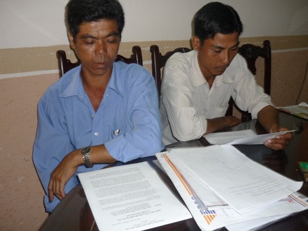 Anh Lý Văn Hợp (áo trắng) anh trai của Lý Văn Tập đang trình bày lại vụ việc