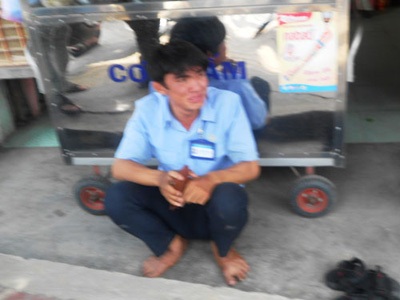 Vụ mất xe máy trong 3 giây: Anh Thiên mồ côi mẹ từ nhỏ - 1 Anh Thiên khóc ròng vì mất chiếc xe mà cha mẹ chắt chiu, dành dụm mới mua được