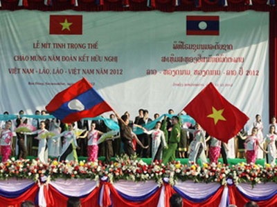 Lào mittinh kỷ niệm liên minh chiến đấu Lào-Việt Nam - 1 Tiết mục văn nghệ chào mừng lễ míttinh.