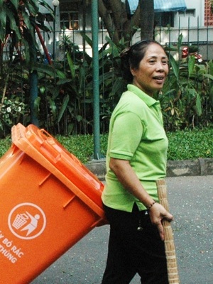 Lao công ở khu phố đa quốc gia với mức lương vài triệu đồng/ tháng.