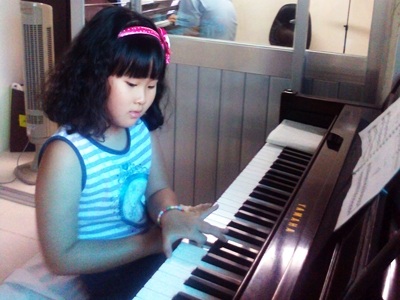 Trẻ em Hàn Quốc trong lớp học nhạc ở khu phố 4, phường Tân Phong.