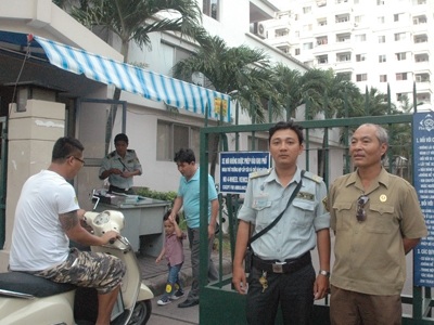 Bác Cải (bên phải) cùng các bảo vệ giữ gìn an ninh cho khu phố 3. Ảnh: T.N.A.