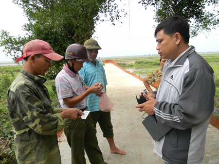 Kinh hãi công nghệ bắt cua đồng bằng... thuốc sâu - 1 Người dân đưa thuốc trừ sâu để bắt cua đồng cho phóng viên NTNN xem.