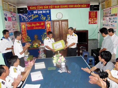 “Gia đình nhà giàn” vui Tết sớm  - 1 Đại diện đoàn công tác trao quà Tết tặng nhà giàn DK1/10