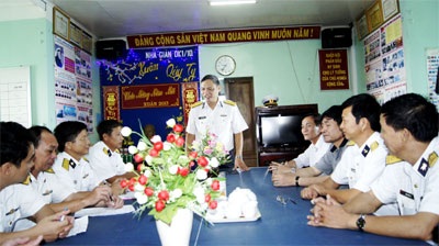 “Gia đình nhà giàn” vui Tết sớm  - 2 Thượng tá Phạm Đăng Dinh, Trưởng đoàn công tác chúc Tết cán bộ, chiến sĩ nhà giàn DK1/10.