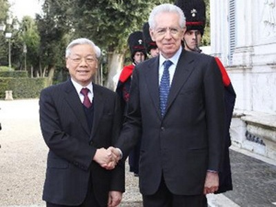 Nhất trí thúc đẩy mạnh mẽ quan hệ Việt Nam-Italy - 1 Thủ tướng Cộng hòa Italy Mario Monti đón Tổng Bí thư Nguyễn Phú Trọng.