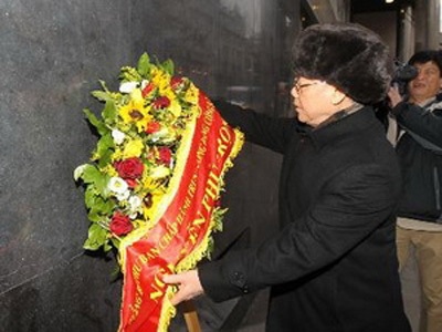 Tổng Bí thư dâng hoa tưởng niệm Bác Hồ tại London - 1 Tổng Bí thư Nguyễn Phú Trọng đến đặt hoa tại Biển Tưởng niệm Bác Hồ.