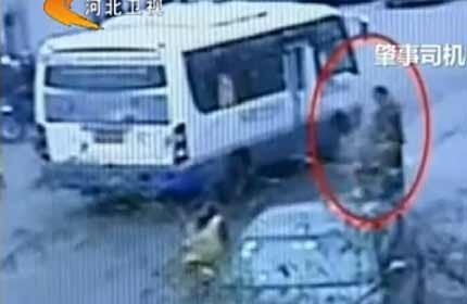 Lái xe bus đứng nhìn cậu bé bị cán qua người và từ chối giúp đỡ đưa đến bệnh viện