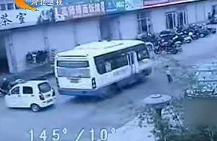 Bé trai 5 tuổi đứng gần chiếc xe bus