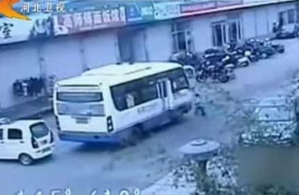 Sau đó bé đi lại gần và mắc kẹt vào gầm xe