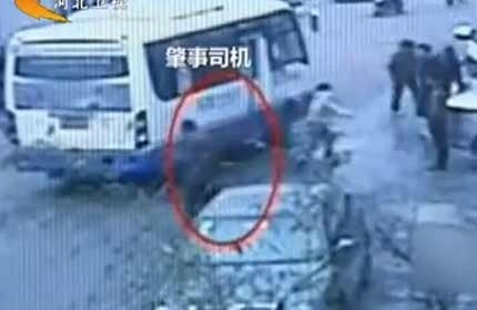 Người mẹ chạy đi cầu cứu những người qua đường trong tuyệt vọng, nhưng không ai mảy may động lòng