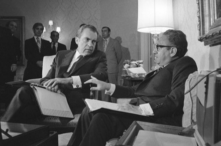 Mệt mỏi với cuộc chiến Việt Nam, Nixon và Kissinger tìm cách rút lui