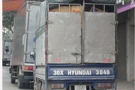 Xe tải nối đuôi nhau vào La Phù lấy hàng.