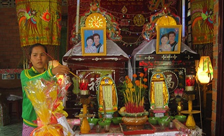 Tang thương hai chiếc quan tài của đôi trẻ.