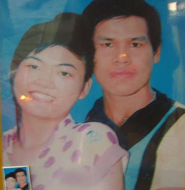 Tang thương hai chiếc quan tài của đôi trẻ.