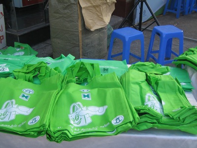 Sản phẩm túi thân thiện với môi trường được phát tới tay người dân