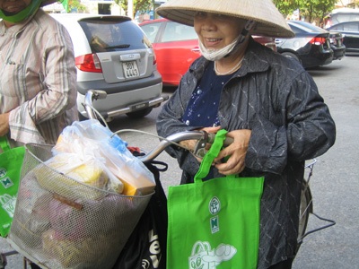 Người dân tới ủng hộ chương trình và nhận sản phẩm túi thân thiện với môi trường.