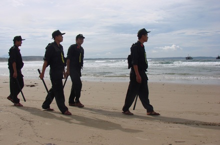 Lực lượng cảnh sát cơ động tuần tra trên bãi biển hàng giờ