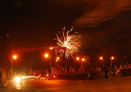 Pháo hoa nổ trái phép ở khu vực đầu cầu Phố Mới (phía ga Lào Cai ) hồi 22 giờ đêm 1 tết.