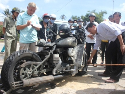 Nhiều người cảm thấy tiếc rẻ khi thấy chiếc mô tô có giá 30.000 USD bị cháy rụi trong ít phút