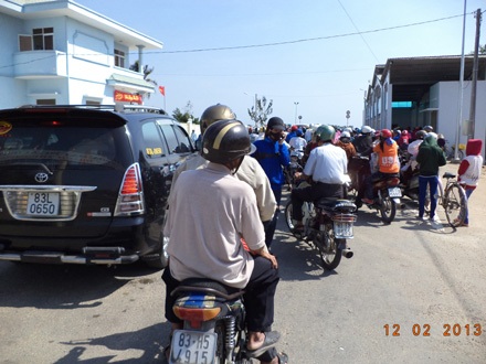 Phân bến phà theo ngày “chẵn - lẻ” làm khốn đốn người đi chơi Tết