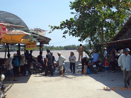 Phân bến phà theo ngày “chẵn - lẻ” làm khốn đốn người đi chơi Tết