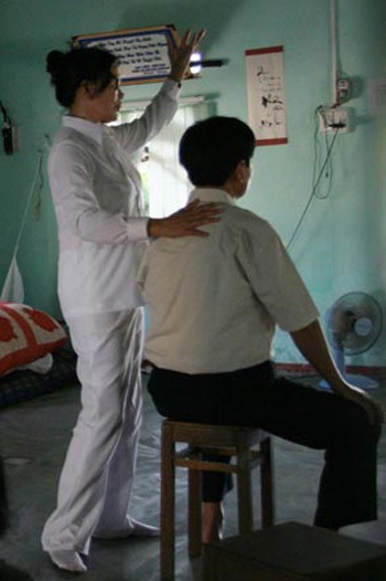 Họ đã khỏi bệnh “thần kỳ” ra sao? - 1 Bà Thu mở và hướng dẫn mở huyệt đạo cho học viên.