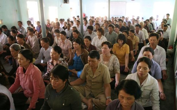 Gặp người dùng thiền định mở luân xa chữa bệnh cho 6 vạn người - 1 Đông đảo người ngồi thiền và học thiền tại nhà bà Thu.