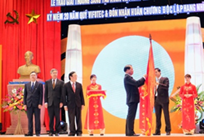 Trao giải thưởng Sáng tạo khoa học công nghệ Việt Nam - 2 Phó Thủ tướng Chính phủ Vũ Văn Ninh đã trao Huân chương Độc lập hạng Nhì cho Quỹ VIFOTEC