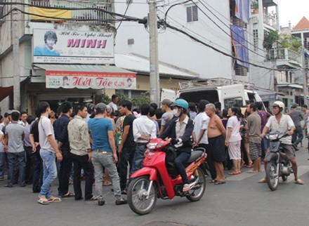 Tang thương vụ cháu bé 18 tháng tuổi tử vong dưới gầm ô tô - 2 Hàng trăm người dân địa phương cũng có mặt tiễn biệt cháu Thành tại hiện trường vụ tai nạn.