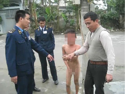 Ông bố lột truồng con trai trói vào cột điện nói gì? - 1 Ông bố lột truồng con trai trói vào cột điện nói gì?