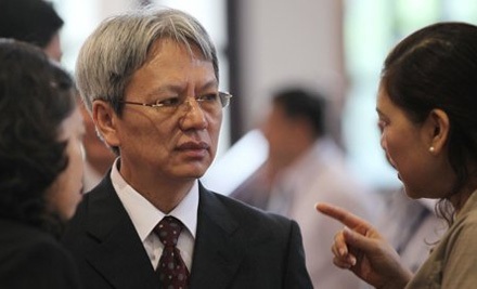“Không thể vượt lên với vòng kim cô quanh đầu” - 1 TS Nguyễn Sĩ Dũng (giữa): Những rào cản và trói buộc không đáng có cần phải được tháo dỡ.