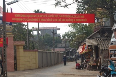 Làng pháo Bình Đà bây giờ... - 1 Những ngày giáp tết Nguyên đán, Bình Đà luôn treo những băng rôn tuyên truyền bài trừ pháo nổ.
