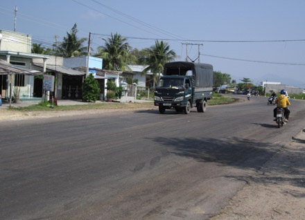 Vệt bùn là nguyên nhân gây ra vụ tai nạn thảm khốc? - 1 Hiện trường nơi xảy ra tai nạn vẫn còn vết bùn lu mờ
