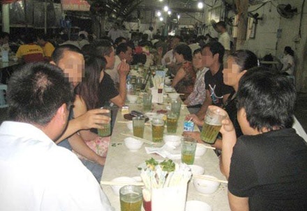 Ung thư từ ăn uống và kẻ giết người giấu mặt - 2 Uống rượu bia nhiều khiến nguy cơ mắc bệnh ung thư tăng cao (Ảnh: Intetnet)