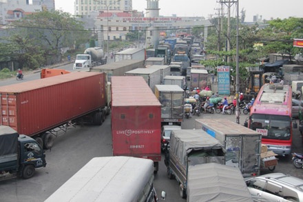 Xe container phanh gấp gây tai nạn liên hoàn