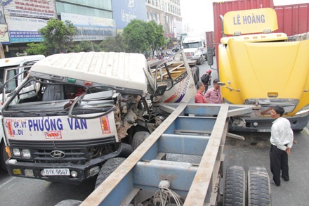 Xe container phanh gấp gây tai nạn liên hoàn