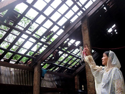 Lốc xoáy làm 15 nhà dân bị tốc mái, hư hỏng nặng