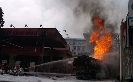 Hà Nội: Nổ lớn, cháy kinh hoàng tại cây xăng gần viện 108 - 8 Lực lượng chữa cháy tiếp cận ngọn lửa