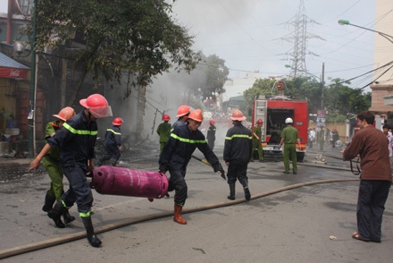 Hà Nội: Nổ lớn, cháy kinh hoàng tại cây xăng gần viện 108 - 7 Hà Nội: Nổ lớn, cháy kinh hoàng tại cây xăng (cập nhật liên tục)