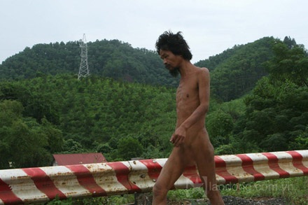 Người điên này tôi chụp ở ven thị xã Sơn Tây, Hà Nội...