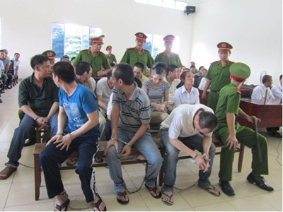 Trinh sát công an “trượt dài” thành “đại ca giang hồ” - 1 Các bị cáo tại phiên tòa (Dũng Ben cúi xuống né ống kính).