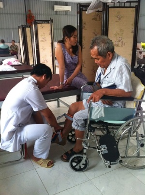 Ô-sin chăm bệnh nhân: Những mảnh ghép - 2 Không có người thân thích bên cạnh, đối với bệnh nhân, ô-sin nuôi bệnh như là người ruột thịt.