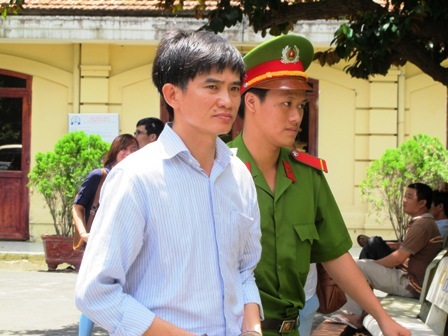 Bác sĩ gây tai nạn liên hoàn làm 2 người chết nhận án 7 năm tù - 1 Bị cáo Huy tại tòa sơ thẩm