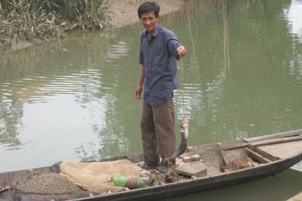 Anh Lành khoe mình vừa câu được con cá ngát.