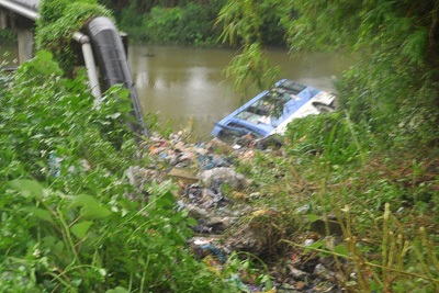 Xe khách lao xuống sông, 17 người bị thương - 1 Xe ô tô lao xuống sông, 17 người bị thương