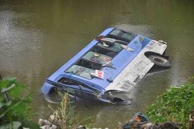 Xe khách lao xuống sông, 17 người bị thương - 2 Xe ô tô lao xuống sông, 17 người bị thương
