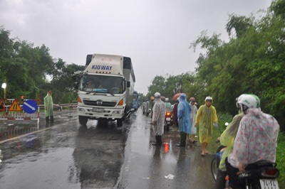 Xe khách lao xuống sông, 17 người bị thương - 3 Ùn tắc giao thông cục bộ sau khi sự việc xảy ra