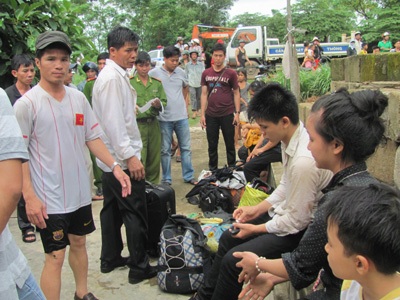 Xe khách lao xuống sông, 17 người bị thương - 4 Hành khách vẫn chưa hết hoảng sợ sau khi may mắn thoát chết